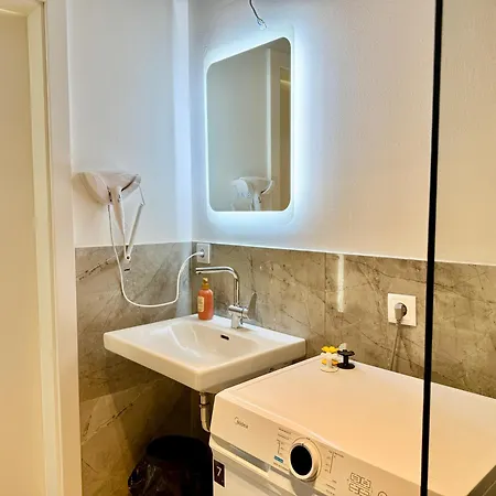 Stylish With Balcony Near Vienna Appartement
