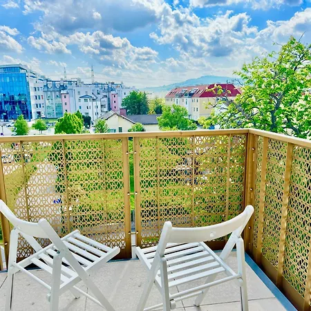 Stylish With Balcony Near Vienna *
