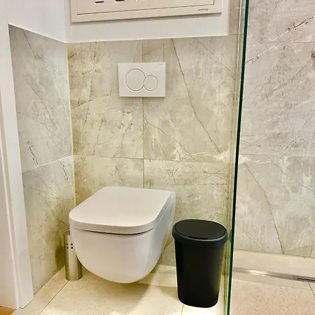 Stylish With Balcony Near Vienna Appartement Wiener Neudorf