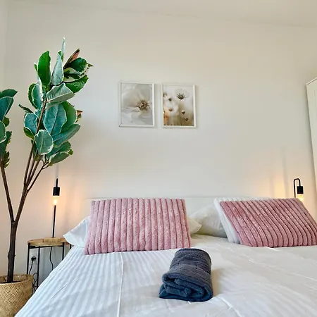 Stylish With Balcony Near Vienna Wiener Neudorf
