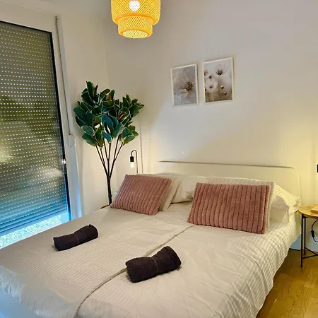 Stylish With Balcony Near Vienna Appartement