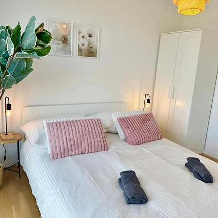 Stylish With Balcony Near Vienna