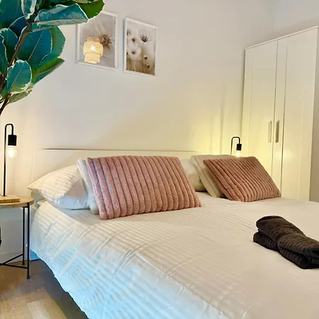 Stylish With Balcony Near Vienna * Wiener Neudorf