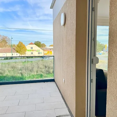 Stylish With Balcony Near Vienna Wiener Neudorf