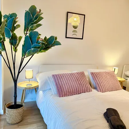 Stylish With Balcony Near Vienna * Wiener Neudorf