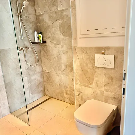 Stylish With Balcony Near Vienna Appartement *